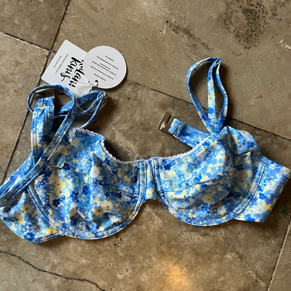 Kulani Kinis swimwear top NWT 2X Large.Blues and yellow with brass colored clasp - Picture 1 of 12